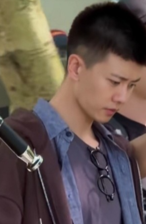 任嘉伦《深渊游戏》李成警官上班第1天，有亮点呦。看到没，眼镜的摆放！任嘉伦这发型