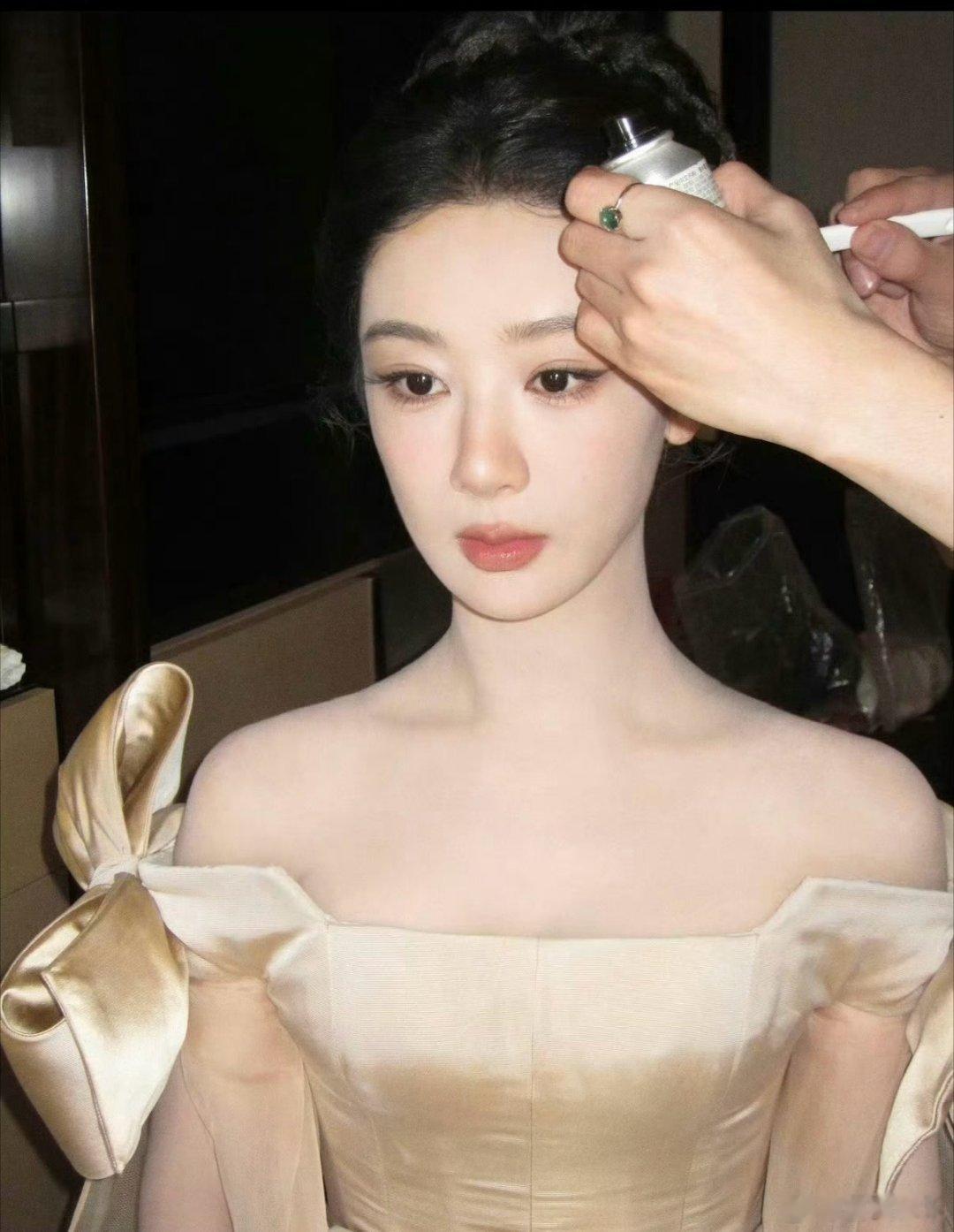 杨紫连这拍照角度都要模仿迪丽热巴吗