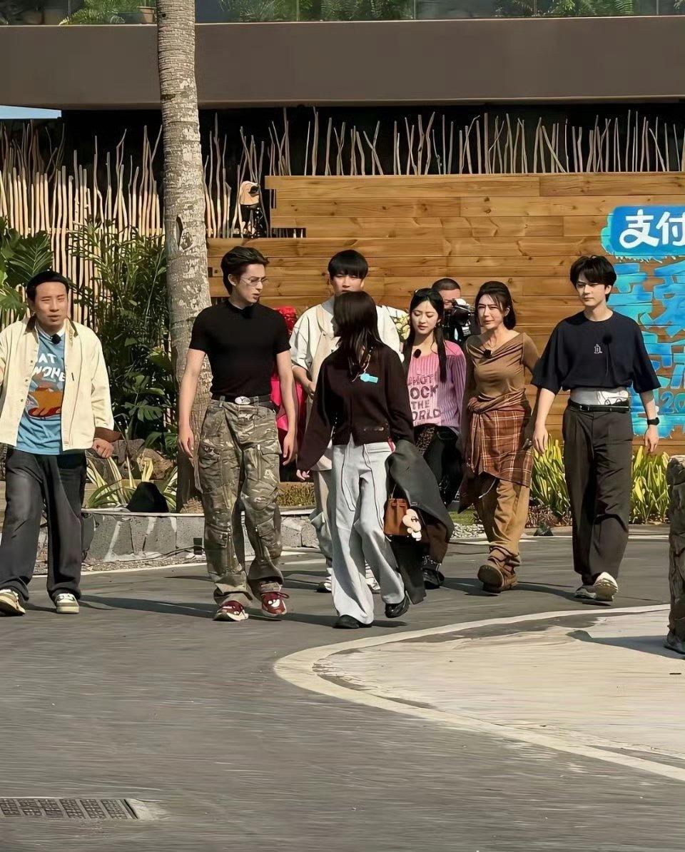 天啊，白鹿的脸好小