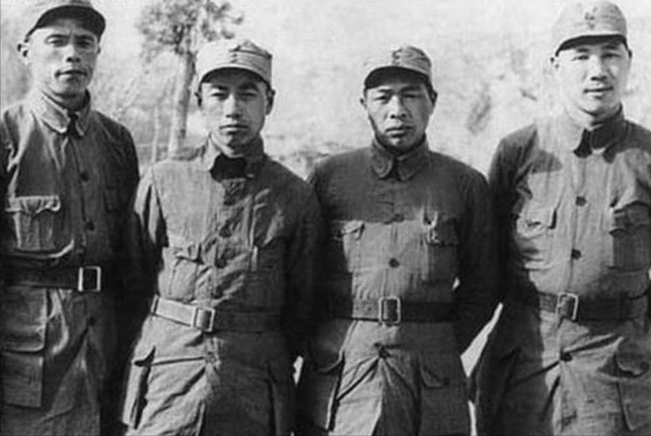 1943年，杨成武被鬼子围上了狼牙山顶。下面是合围的日军，身边的警卫员不到十