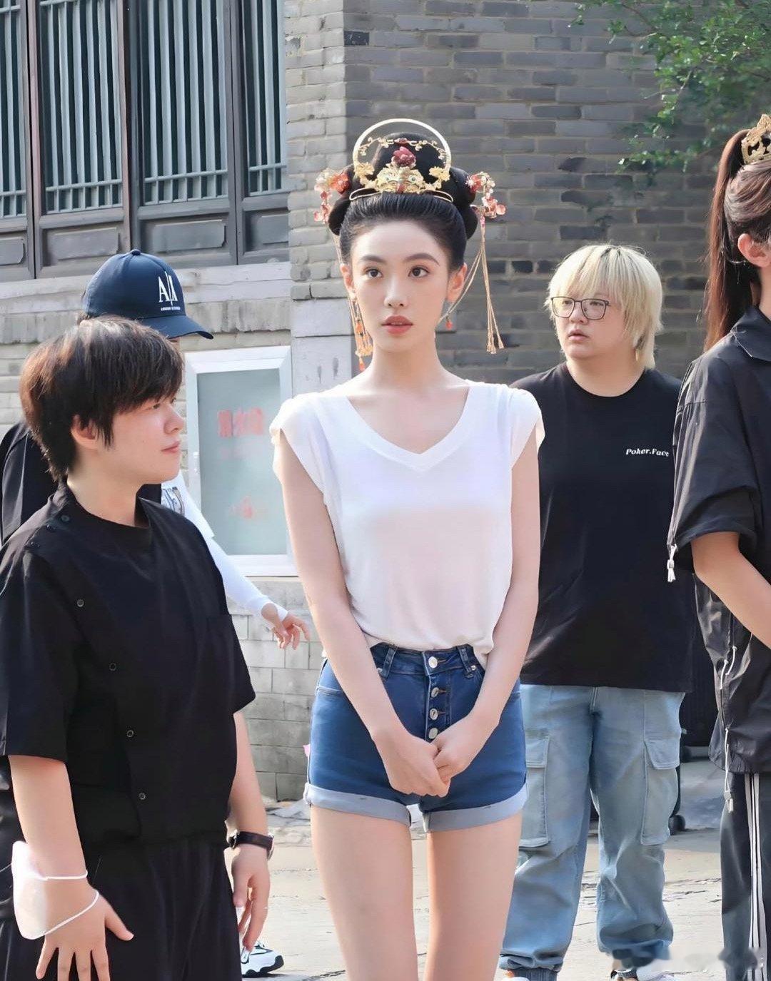妈耶！这颜值可以当明星了…