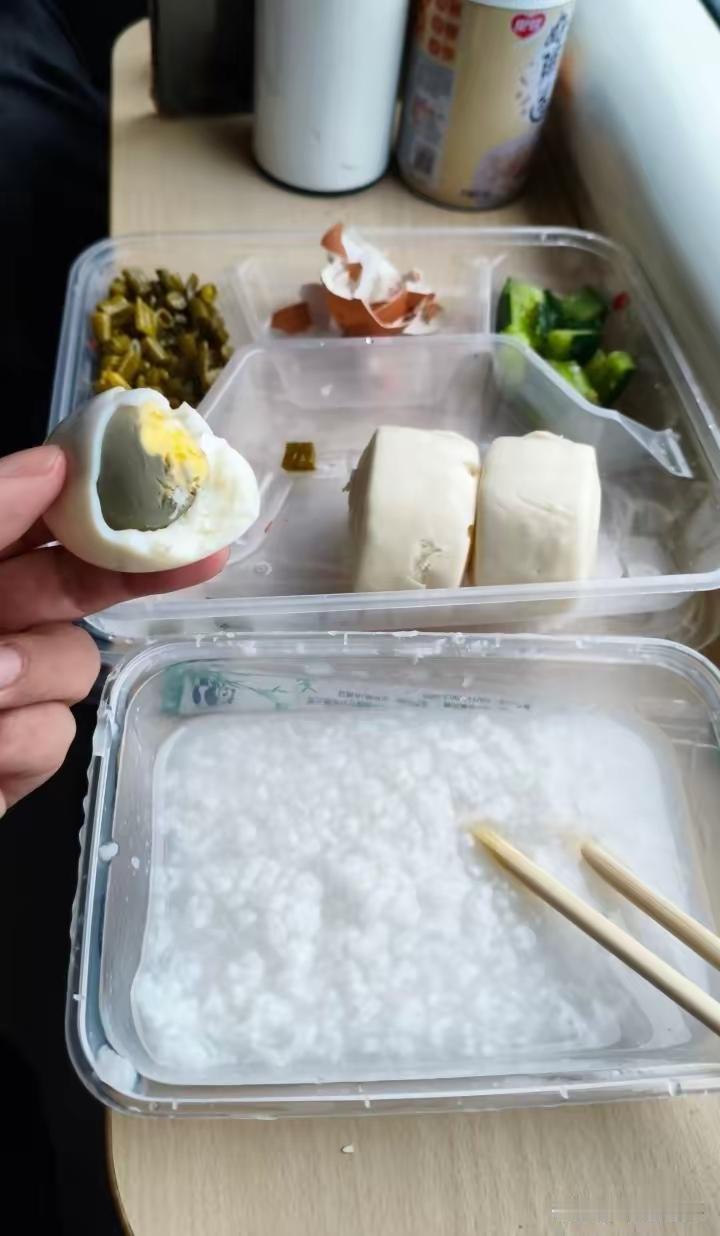火车上20块的早餐，大家觉得怎么样？有人觉得太贵了，有人觉得还可以，反正我觉得