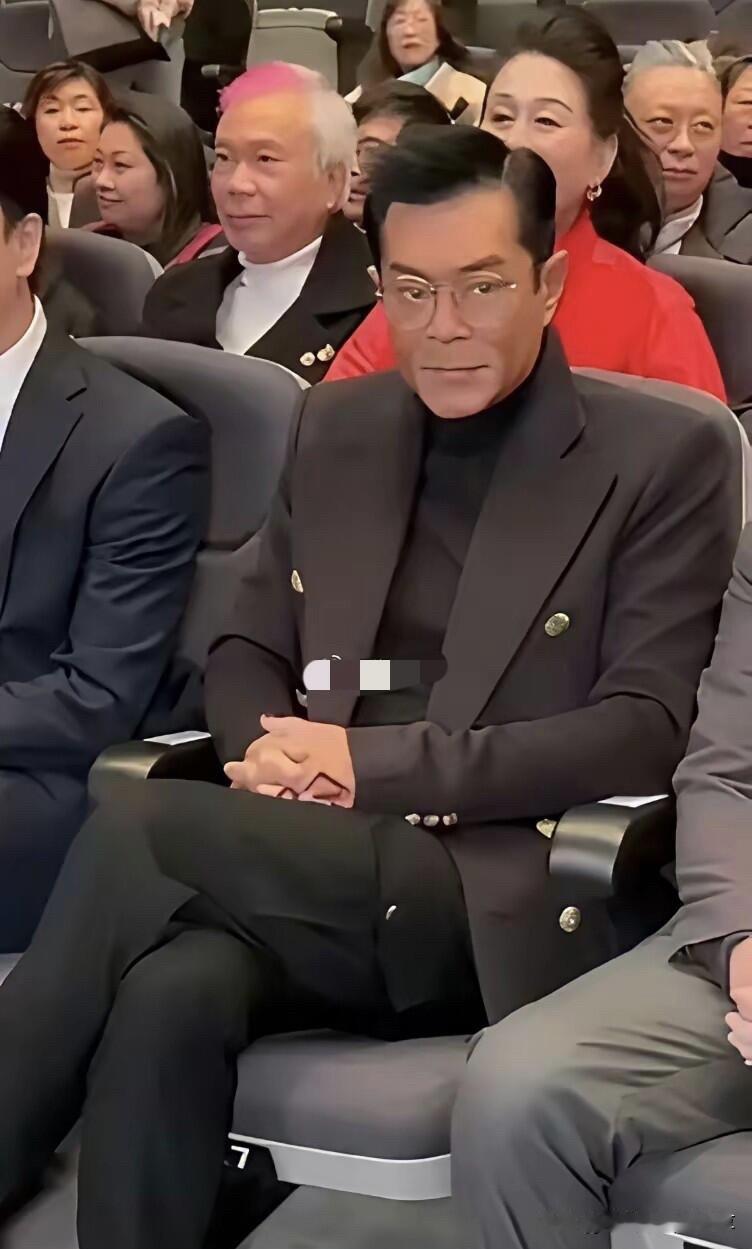 这就是相由心生啊，年轻的时候他是多么的帅，颜值比苗侨伟还要帅，现在老的让人无法直