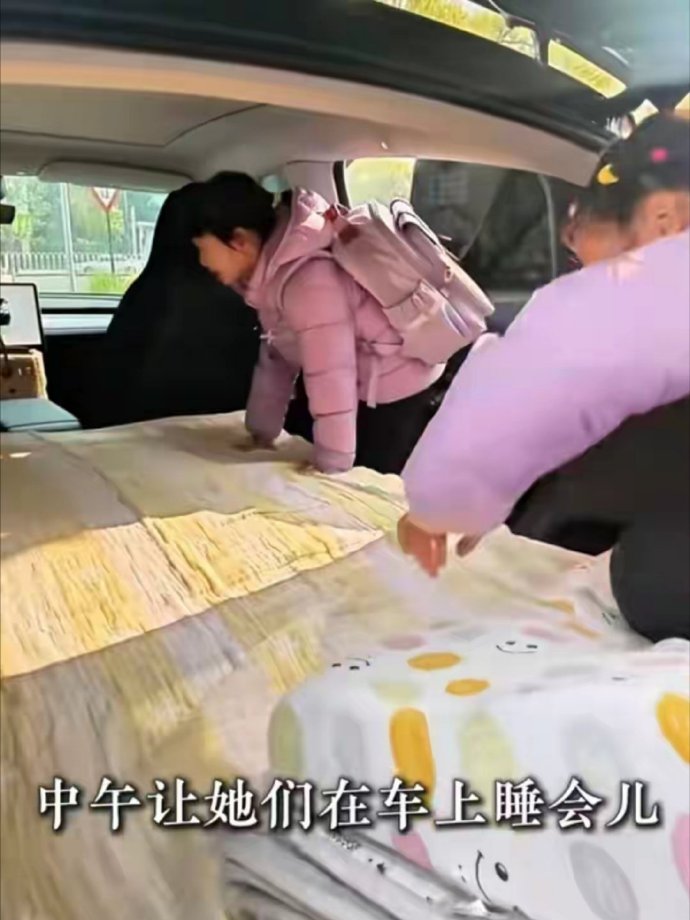 杨威女儿学体操太卷了，8岁欢欢乐乐只上半天课，困了睡在车里