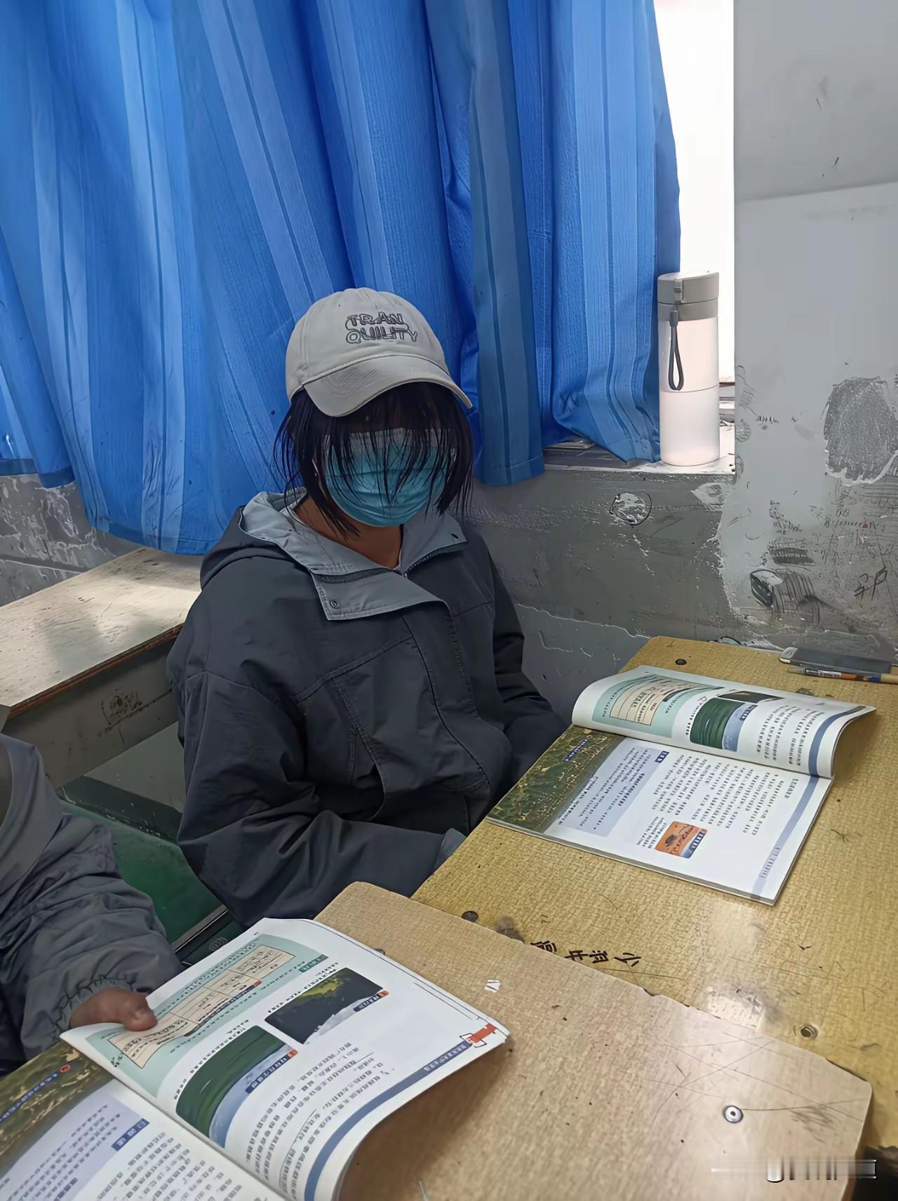 年轻老师看着教室里的她，忍不住红了眼：这样的学生，你让老师怎么管？满心的焦灼和无