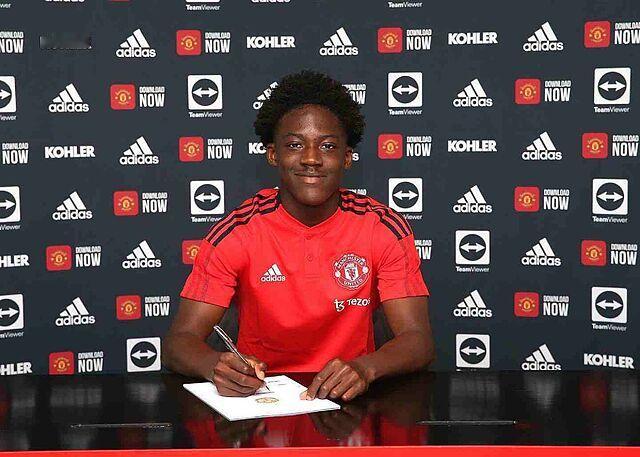 Sully梅努和他的家人今天签署合同，基本工资周薪接近13.5万镑。外加基于表现