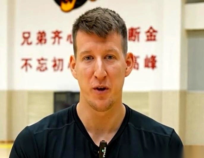 广东宏远新外援卢卡·博日奇最近的一番公开表态，把话说得再透彻不过了。这个刚入队不久的锋线壮汉，毫不吝