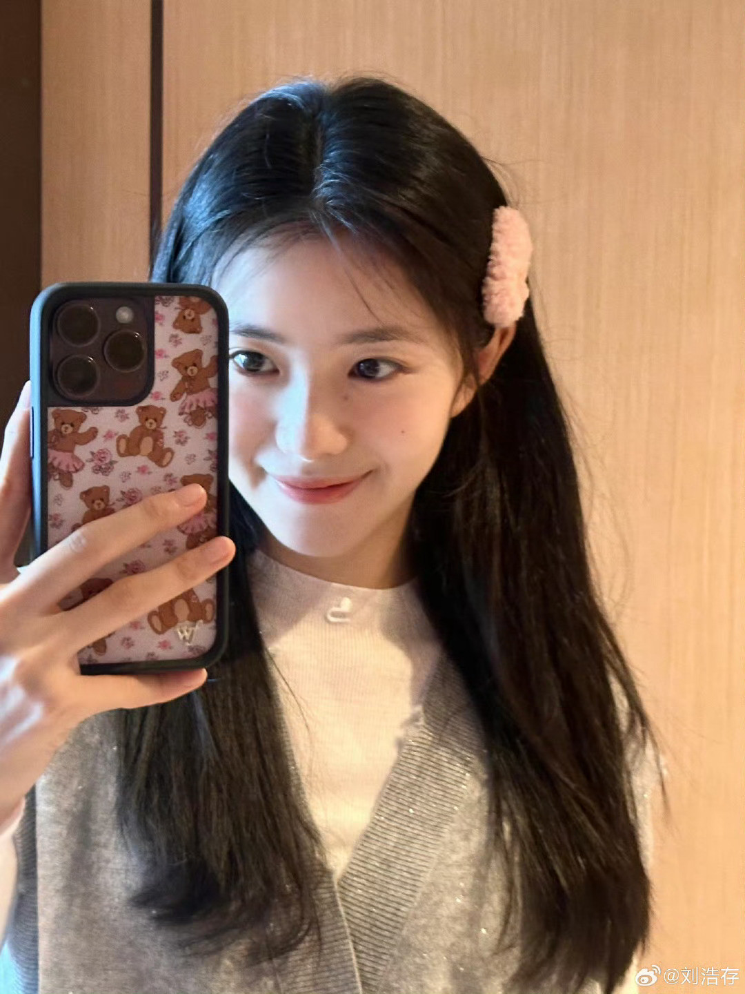 刘浩存对镜自拍～我的互联网女儿又来投喂美照啦​​