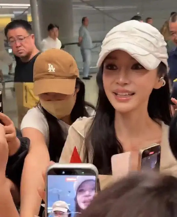 杨颖被偶遇状态太松弛，素颜吃甜品还带娃逛街引热议