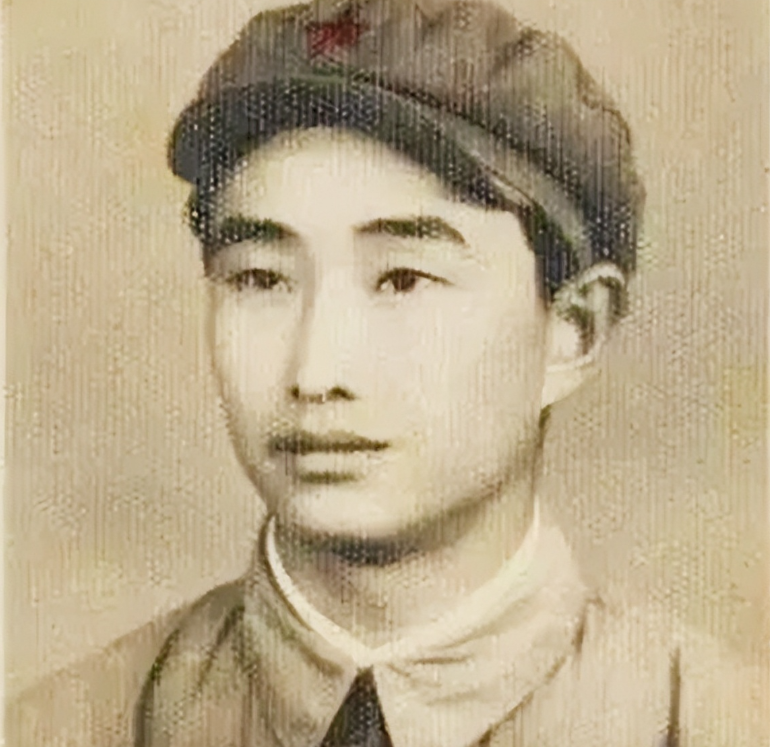 1943年，日军空袭时，八路军一小战士仰面躲在草丛里，看着距离不到100米的敌机