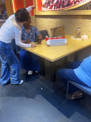 两名印度人在一家餐厅里吃饭。他们告诉老板娘要多放辣椒？越辣越好？因为他们觉