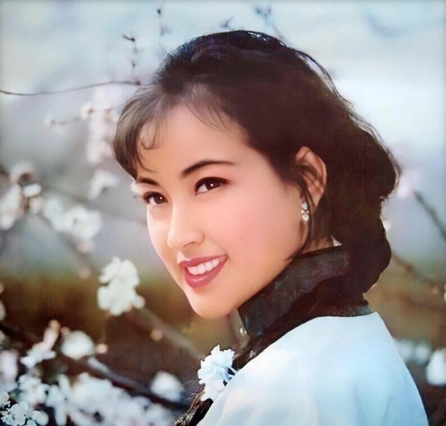 1985年，刘晓庆得知导演张勇手参加中国第一届表演学会，她特意前去拜访。谁知，张