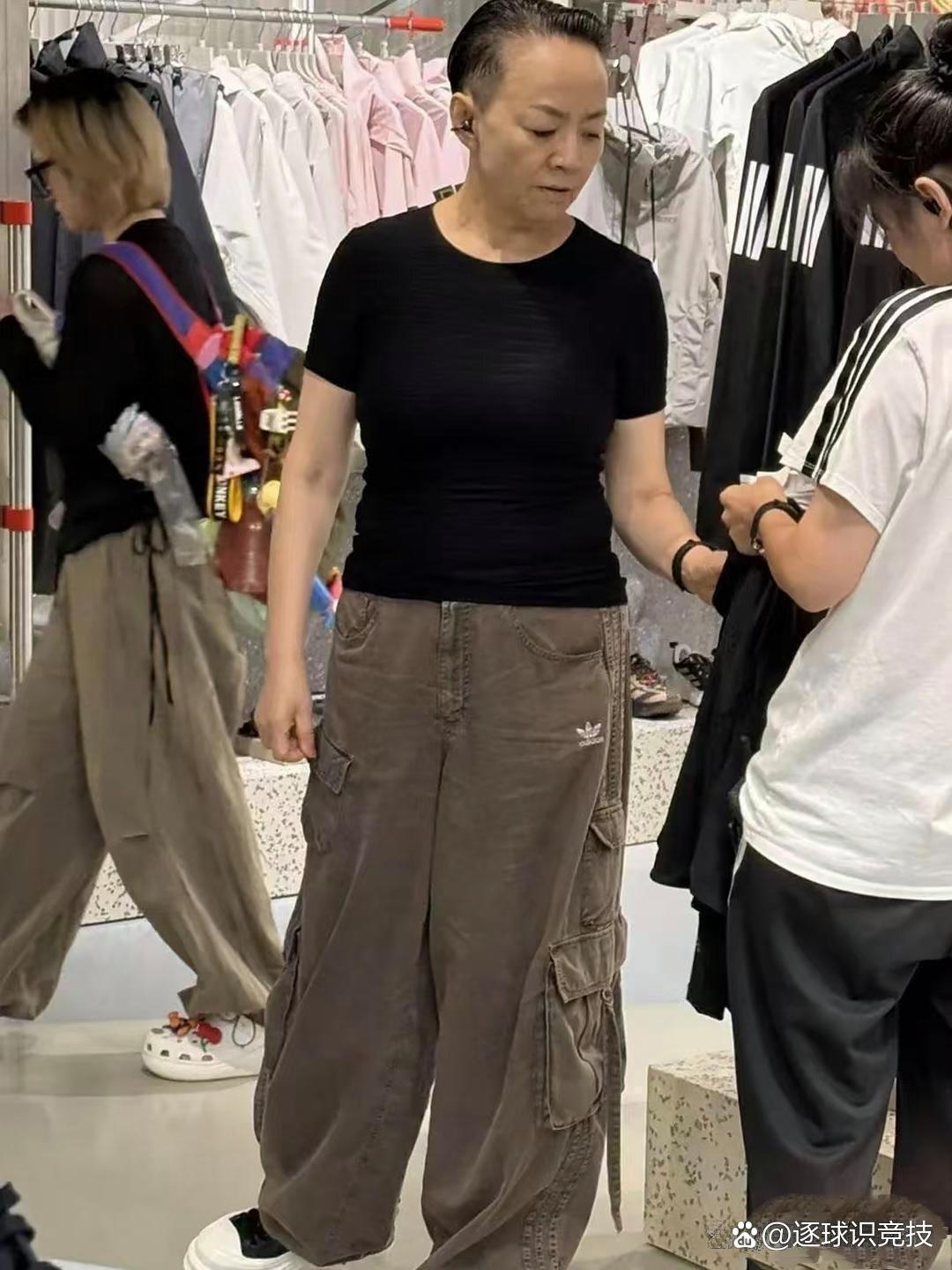 宋丹丹一家逛街，孙子很有气质，奶孙俩长得太像了，看孩子抬头挺胸走路的姿势，和奶奶宋丹丹一模一样​