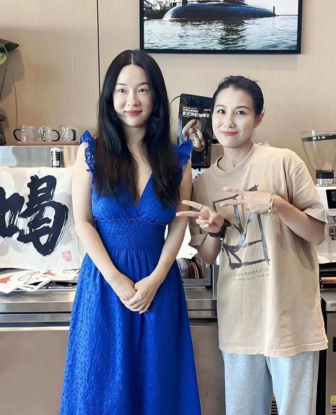 45岁霍思燕在青岛旅游，瞅着胖了不少，脸圆嘟嘟的，跟怀了孕似的，身材老丰腴了，状