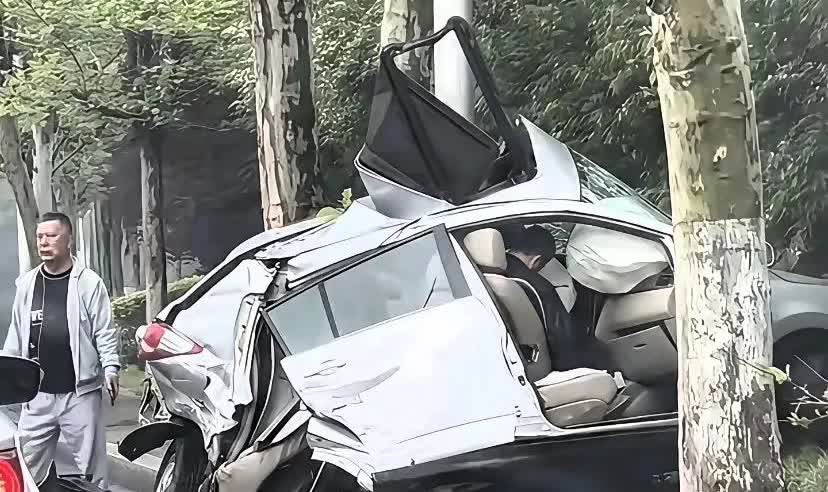5月17日，辽宁大连西北路一大早就发生严重交通事故，一辆日产轿车在西北路撞上路灯