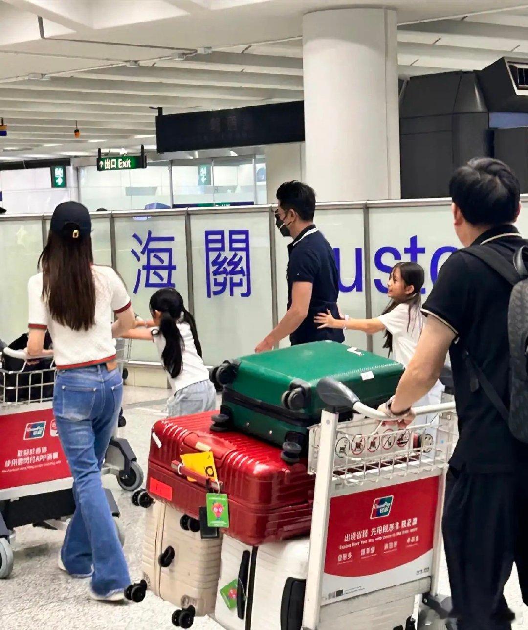 61岁郭富城一家五口现身香港机场，一家人手牵着手，看起来好幸福！方媛的身材太好了，腰很细，背影好美，