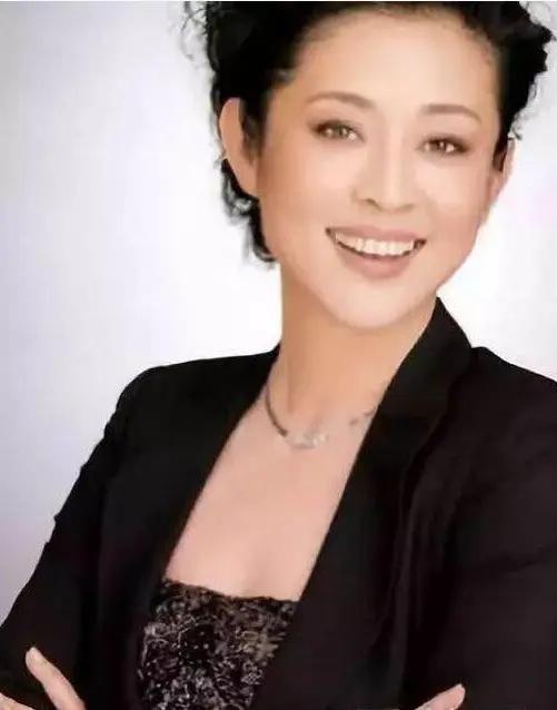 倪萍现如今67岁，身体有毛病，但精神通透，心态豁达，坦然接受衰老，半工作半养老状