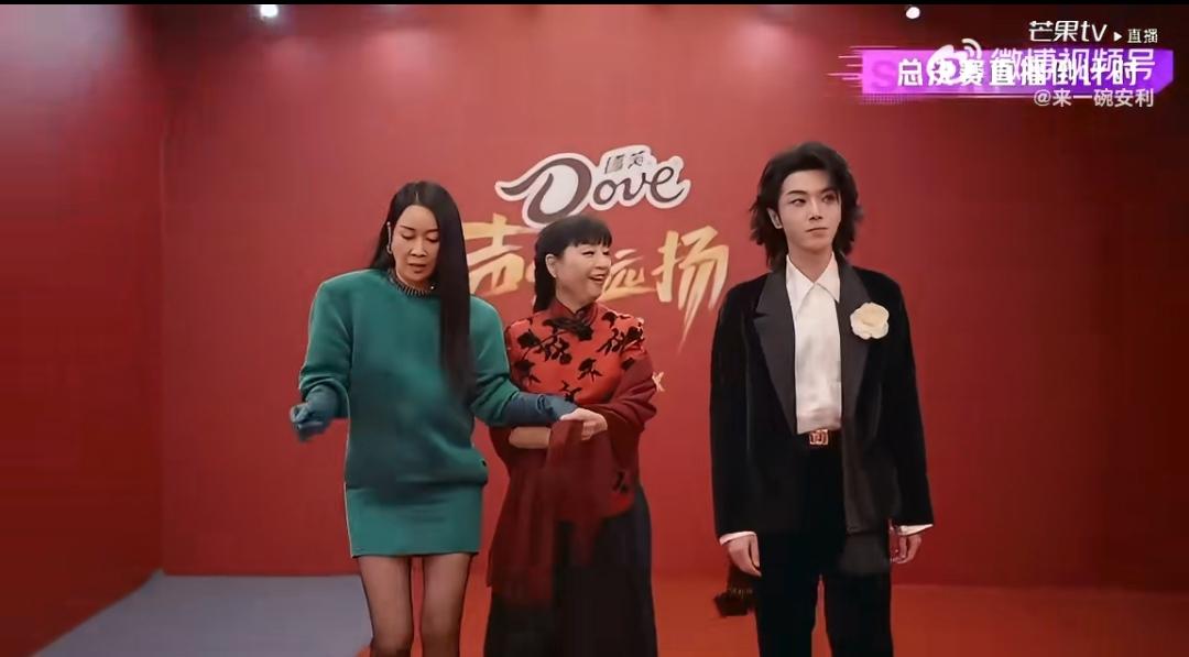 那英声鸣远扬红毯杀疯了！这腿精气场绝了谁能拒绝舞台上飒爽的那英，红毯上更是