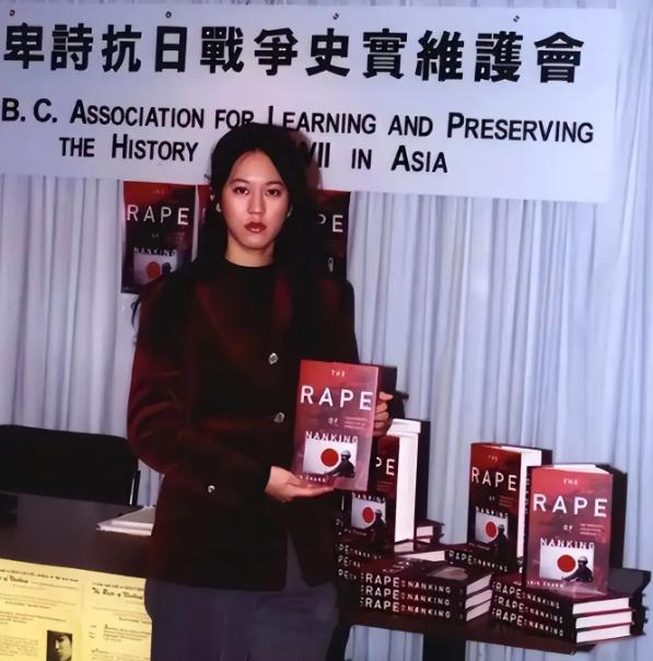 2004年，戳穿南京大屠杀真相的张纯如，在车内身亡！当时大家都认为她是自杀，谁知