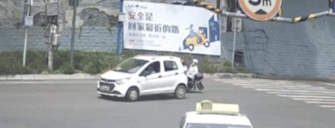乐山“老头乐”拱翻无证摩托车后逃逸，这算是卧龙遇上凤雏吗？7月3日下午2点多，