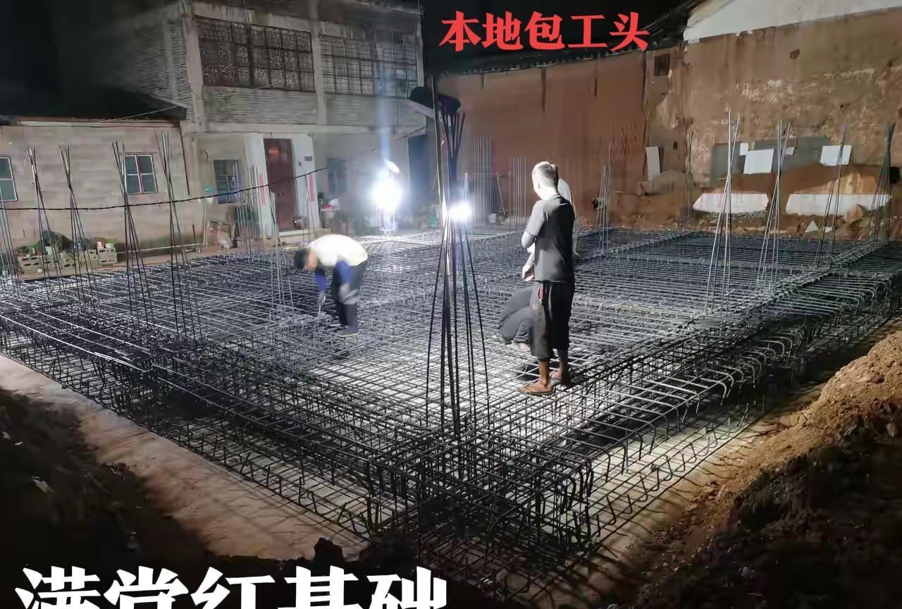 村里2个邻居一起建房，又攀比上了😡😡都是不差钱的人，也都是满堂红的