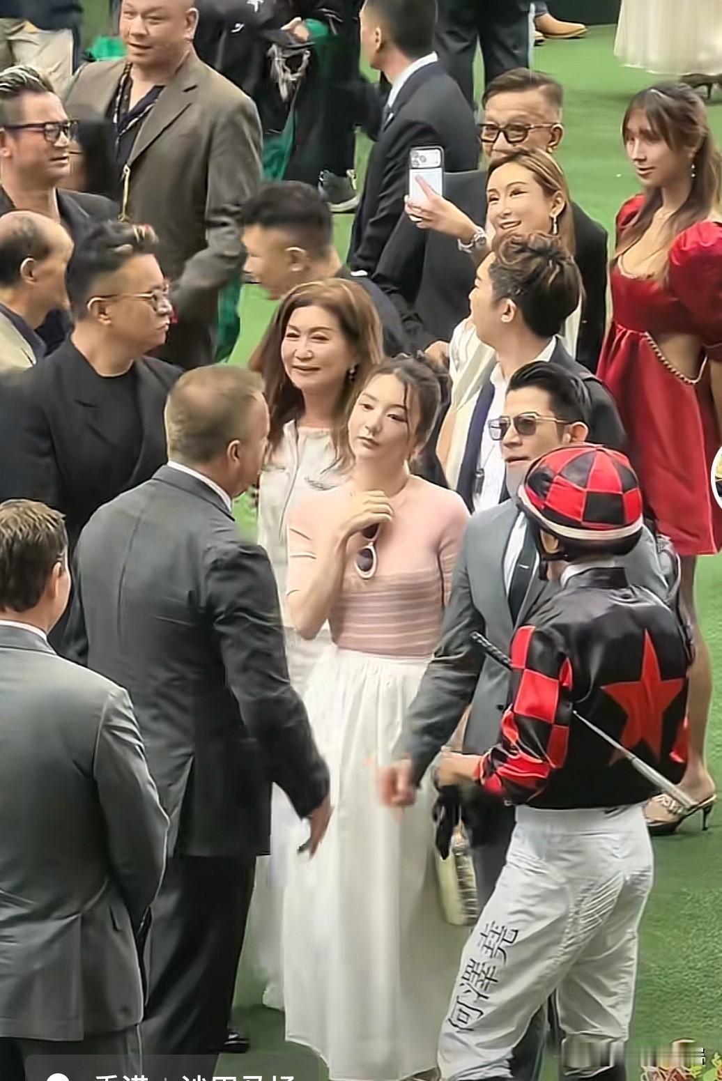 美貌在高情商面前一文不值？不信你看方媛在郭富城面前，郭富城和朋友们谈笑风声时显