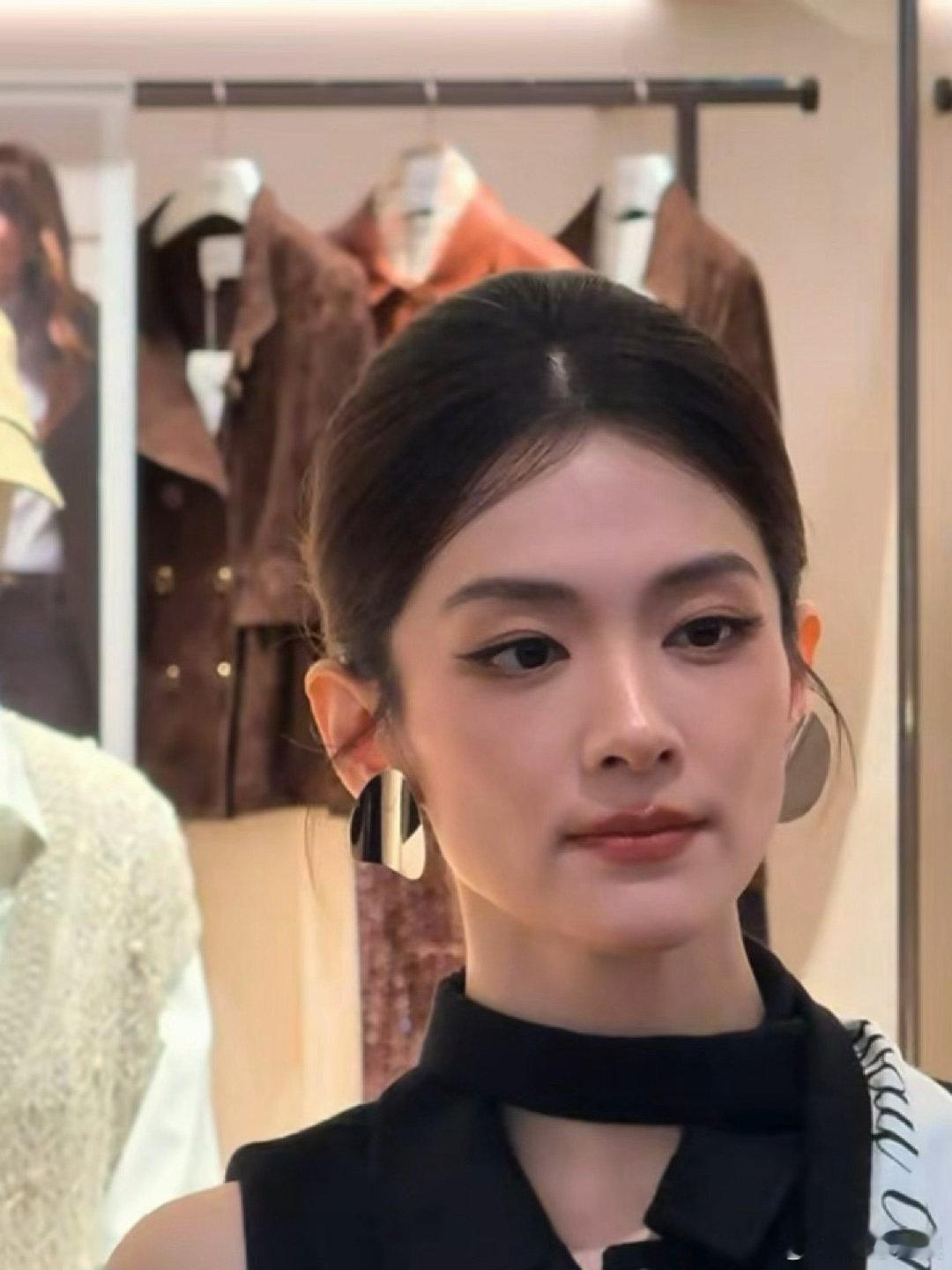 陈昊宇生图好能打很佩服陈昊宇的线下状态，生图和精修几乎没有落差。不依靠滤镜加持