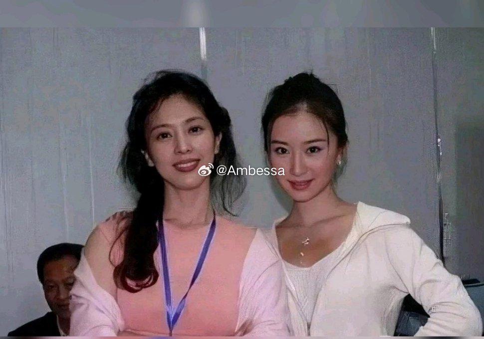 第一次知道刘亦菲妈妈这张照片是p过的，其实P之前就已经很美了​​​