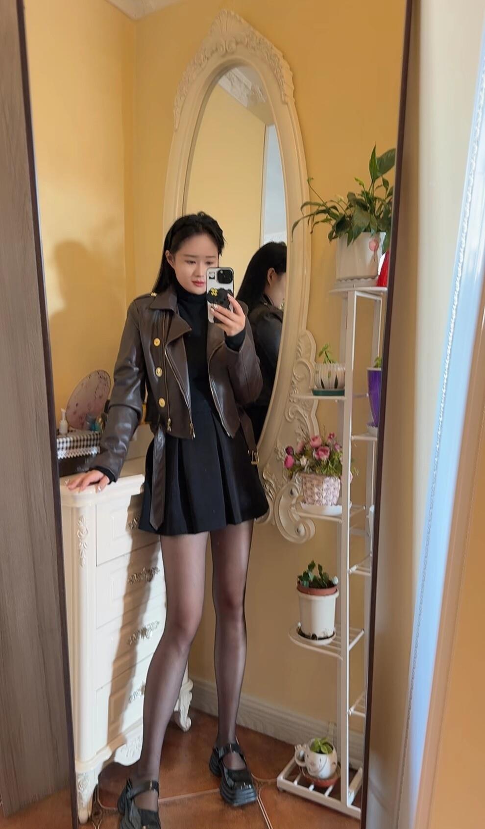 复古风穿搭，棕色皮夹克搭配黑色短裙，尽显时尚气息！