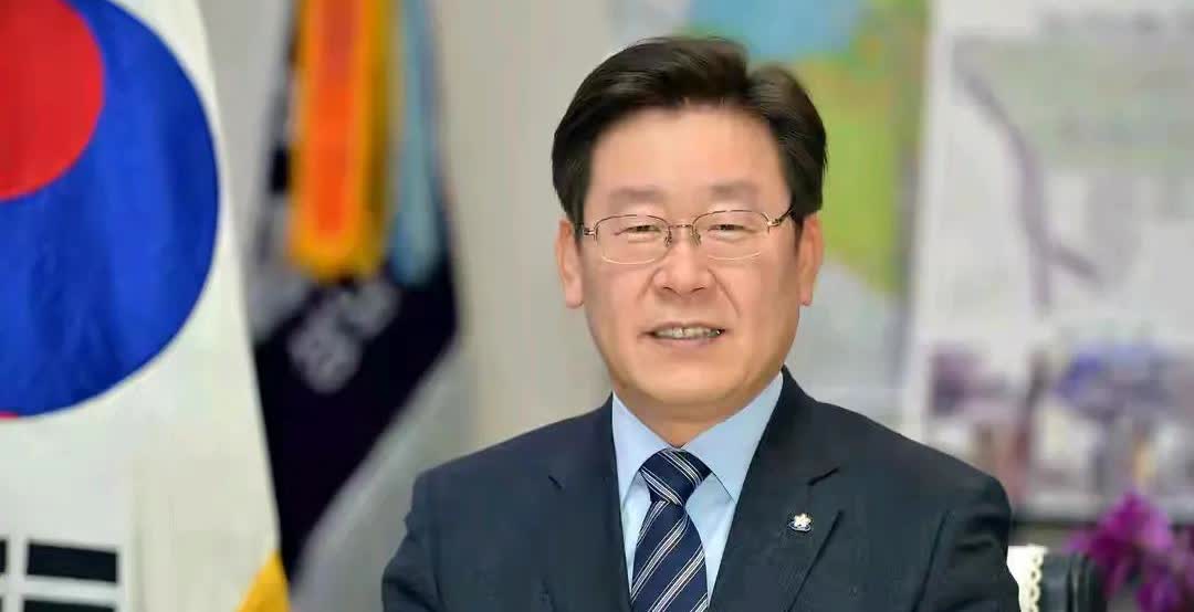 特朗普发出邀请，李在明登机前，对华摊牌：中国崛起是