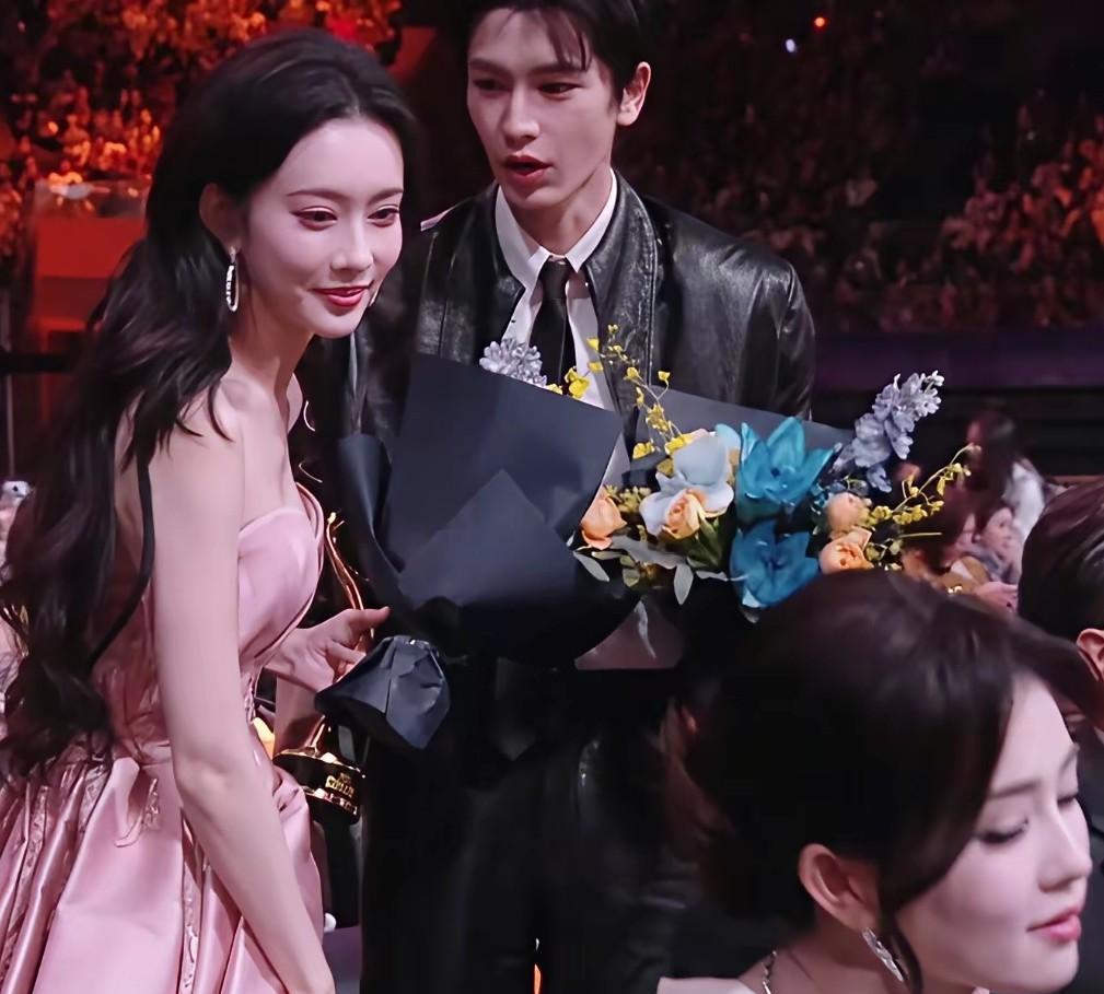 一场席卷全网的“宫斗剧”，主角甚至没来得及说一句台词。微博之夜，导播手起刀落，