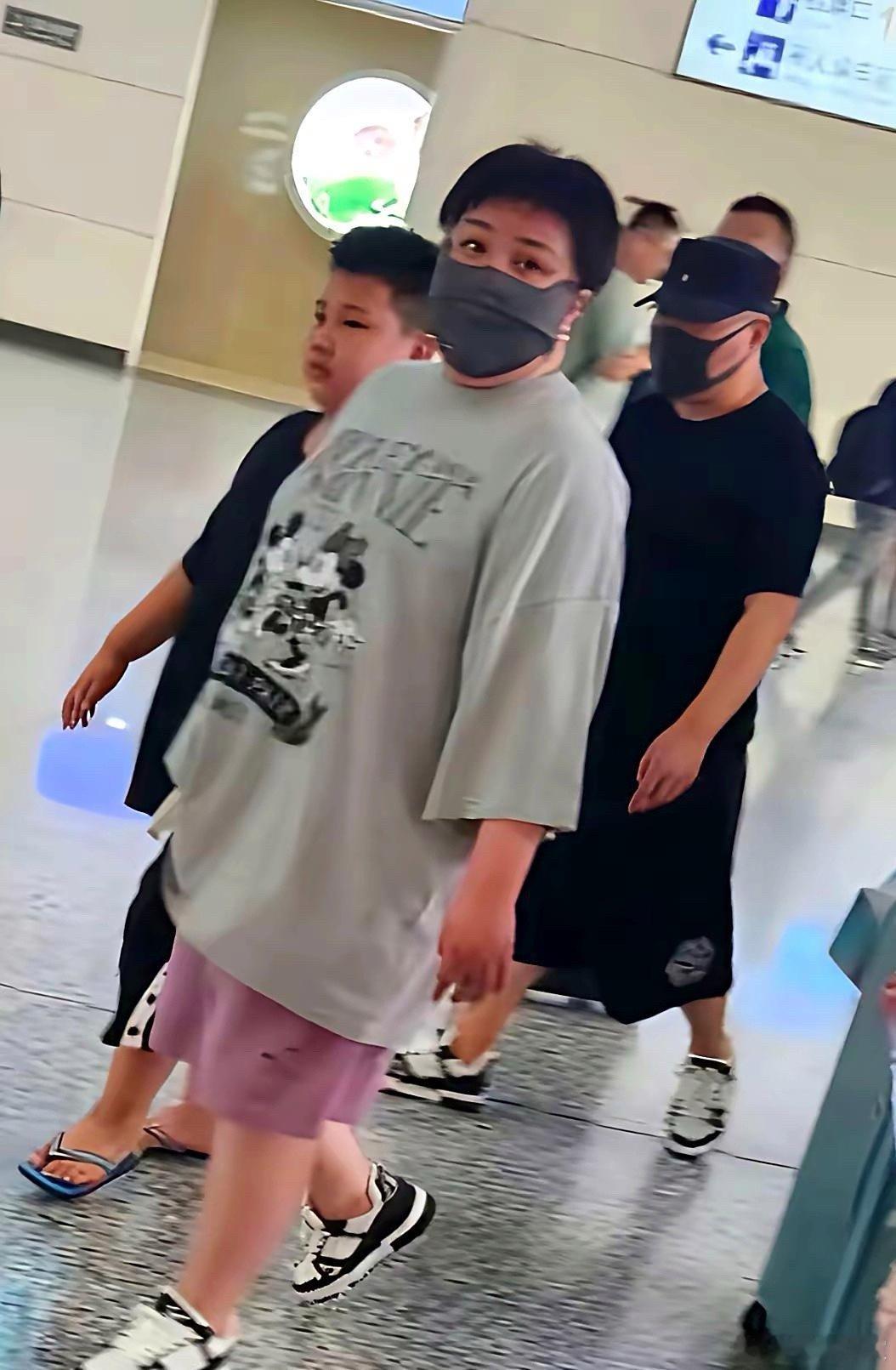 郭德纲的小儿子胖若200斤，老婆脚踩几万的LV大儿子郭麒麟却在娱乐圈勤勤恳恳打工