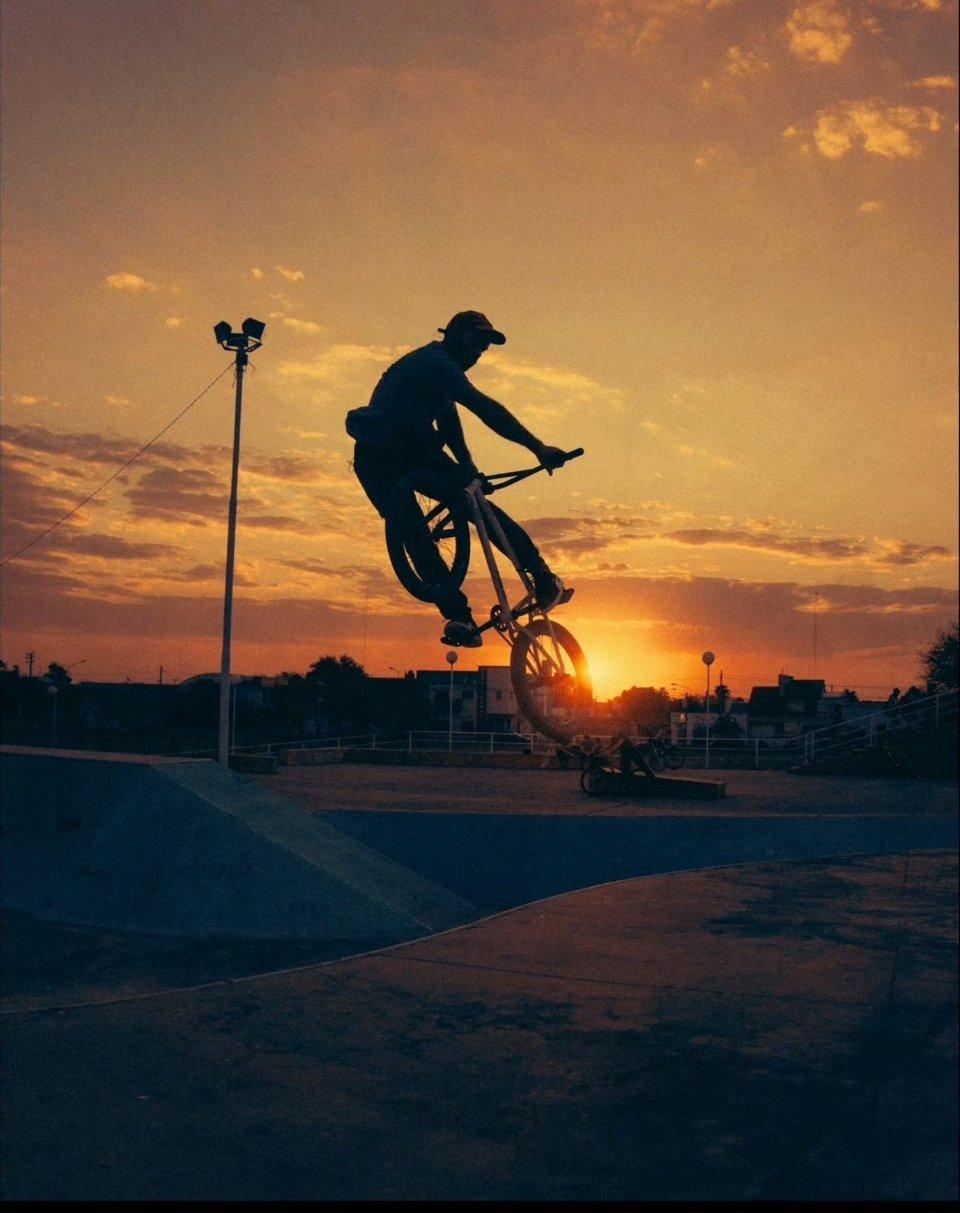 如何学会说话滴水不漏1.不轻易评价他人，避免卷入是非对同事的八卦、领导的