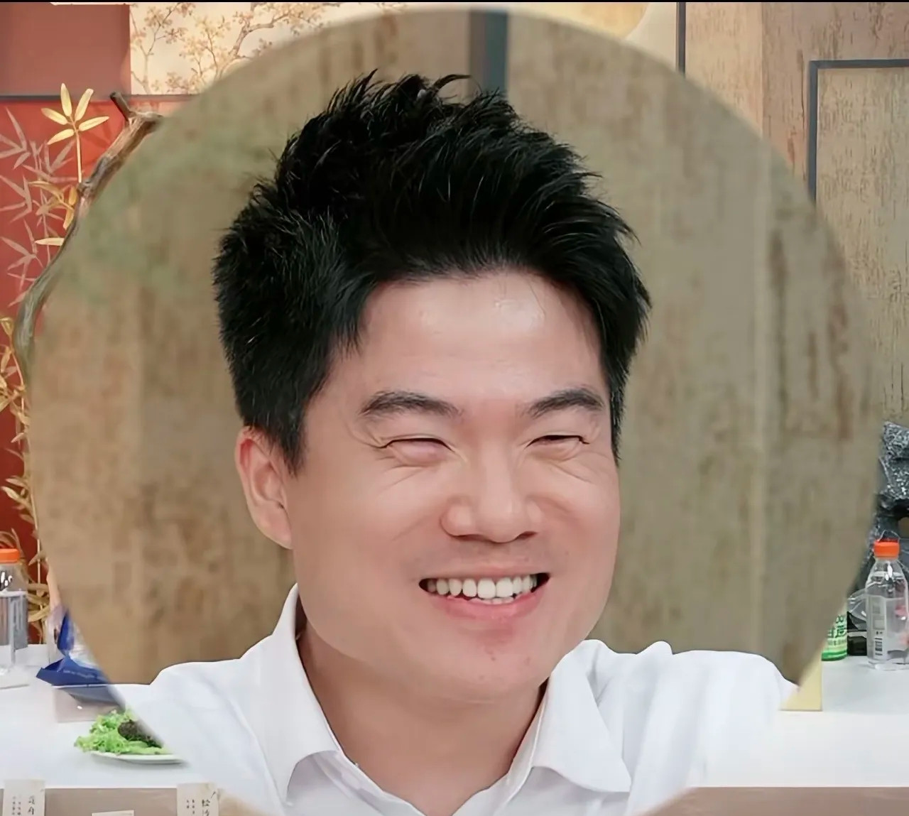 成林排的上海家博会班底被粉丝抠出细节，四位已婚主播集体驻场，董宇辉单独跑四川助农场，愣是被网友总结出