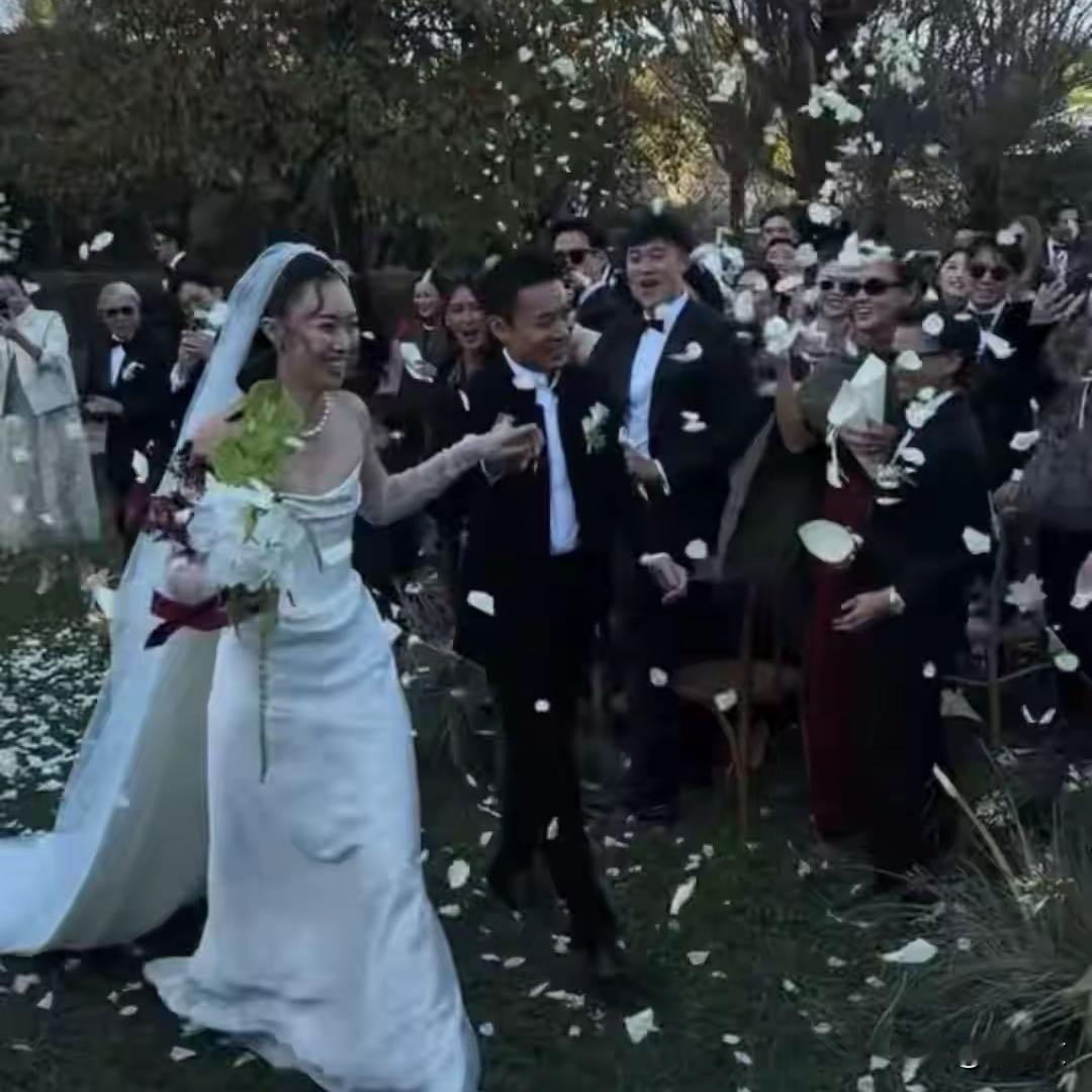 霍启仁玉龙雪山办婚礼！霍震霆朱玲玲同框，新娘疑似怀二胎？豪门大瓜来得猝不及