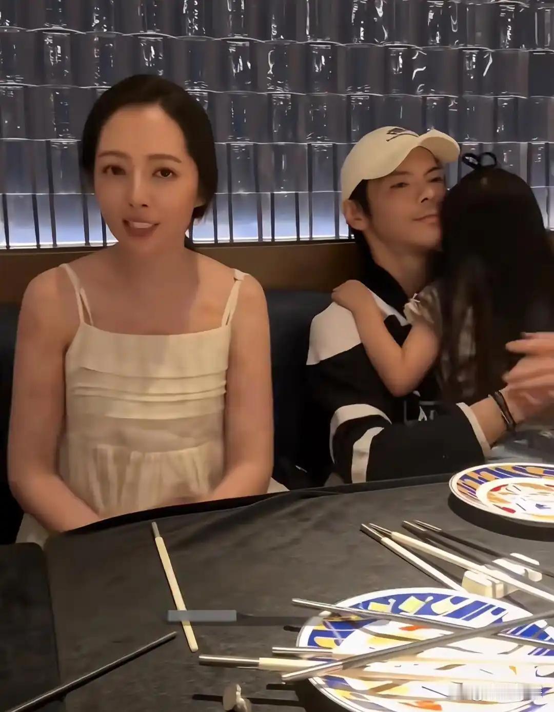 郭碧婷和家人现身北京餐厅吃饭，向佐抱着5岁女儿，化身温柔奶爸