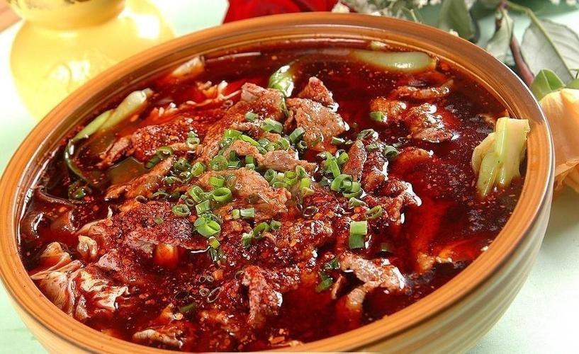 说实话，以前总觉得炖牛肉必须得八角、香叶、生抽老抽一顿招呼，生怕压不住腥味。但跟