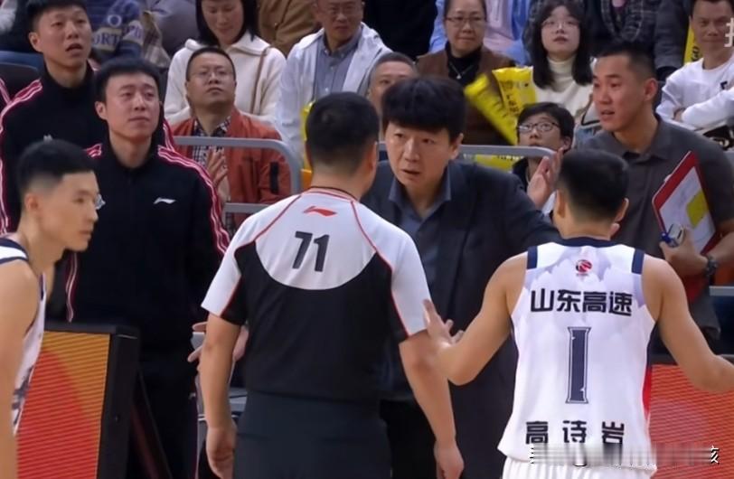 CBA联赛的赛场上来到星期日的比拼当中，有多场值得关注的比赛上演。其中卫冕冠军浙