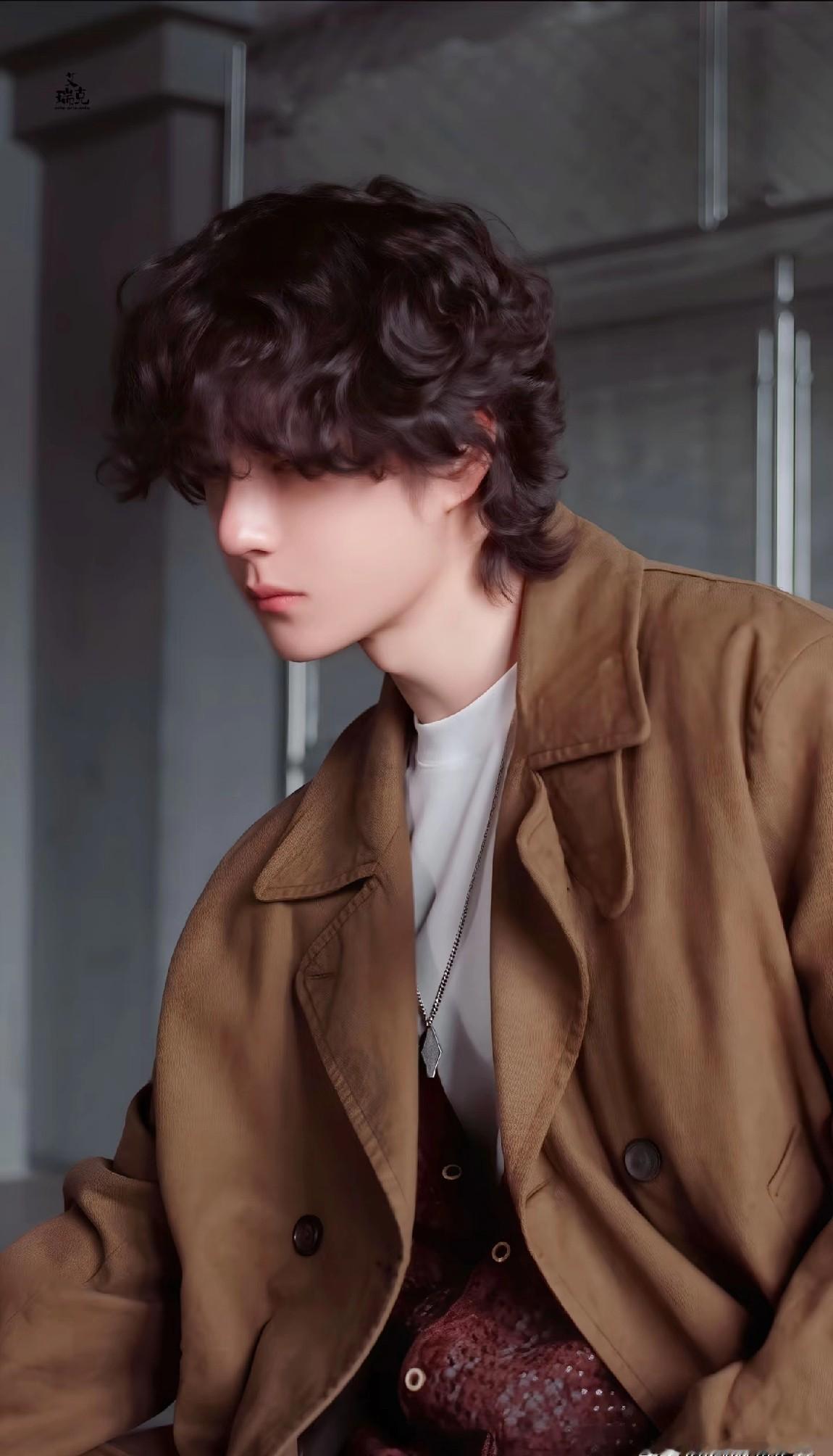 都以为王一博糊了跑去“爬山”，结果人家是去憋王炸了！这操作，内娱的同行们看懂了