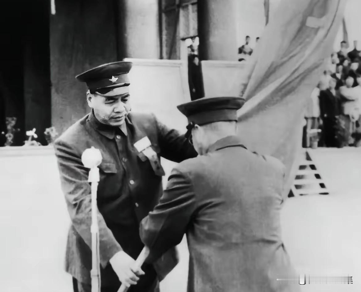 1953年9月1日，哈尔滨军事工程学院（哈军工）的成立典礼上，解放军副总参谋长张