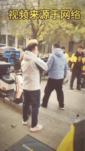 不是克扣工资引发的。河北石家庄男子持刀伤人事件知情人士说网上传闻都不属实，双方不