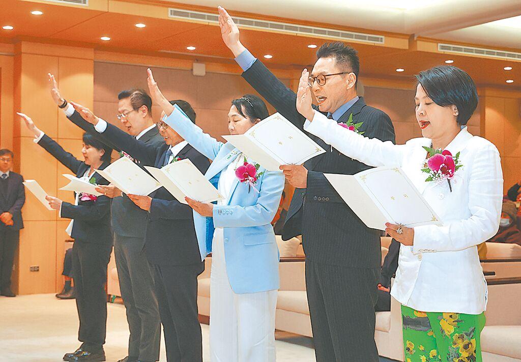 “台独”政客紧咬陆配立委资格争议，游淑慧火大呛声台湾民众党不分区立委李贞秀因陆