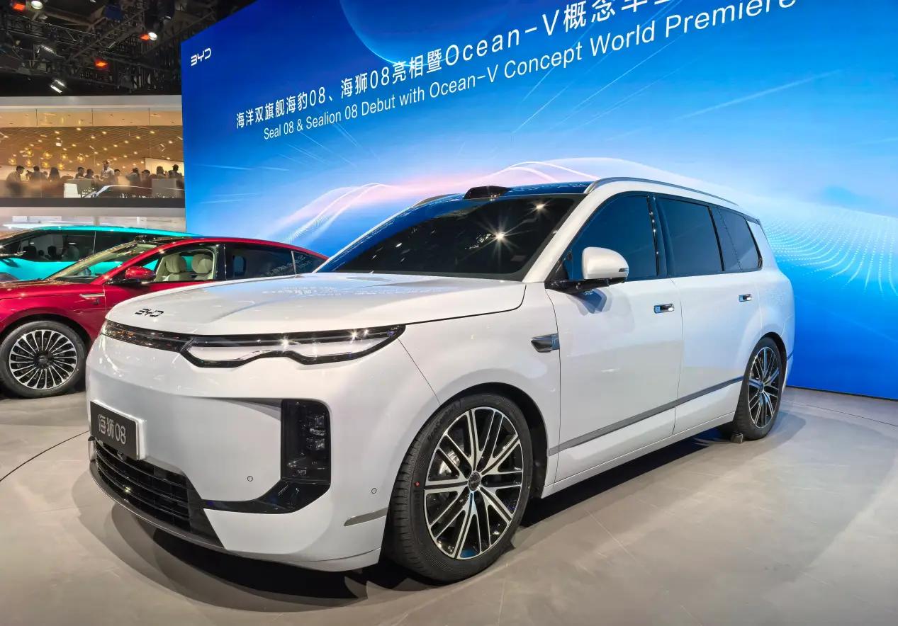 比亚迪海狮08是海洋网的旗舰SUV，定位比唐更年轻、更科技，外观设计跟大唐完全