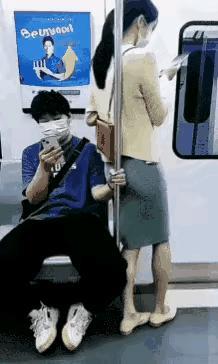 在地铁上看到这一幕。我很好奇，他们俩到底知不知道彼此的存在。如果不知道，只能