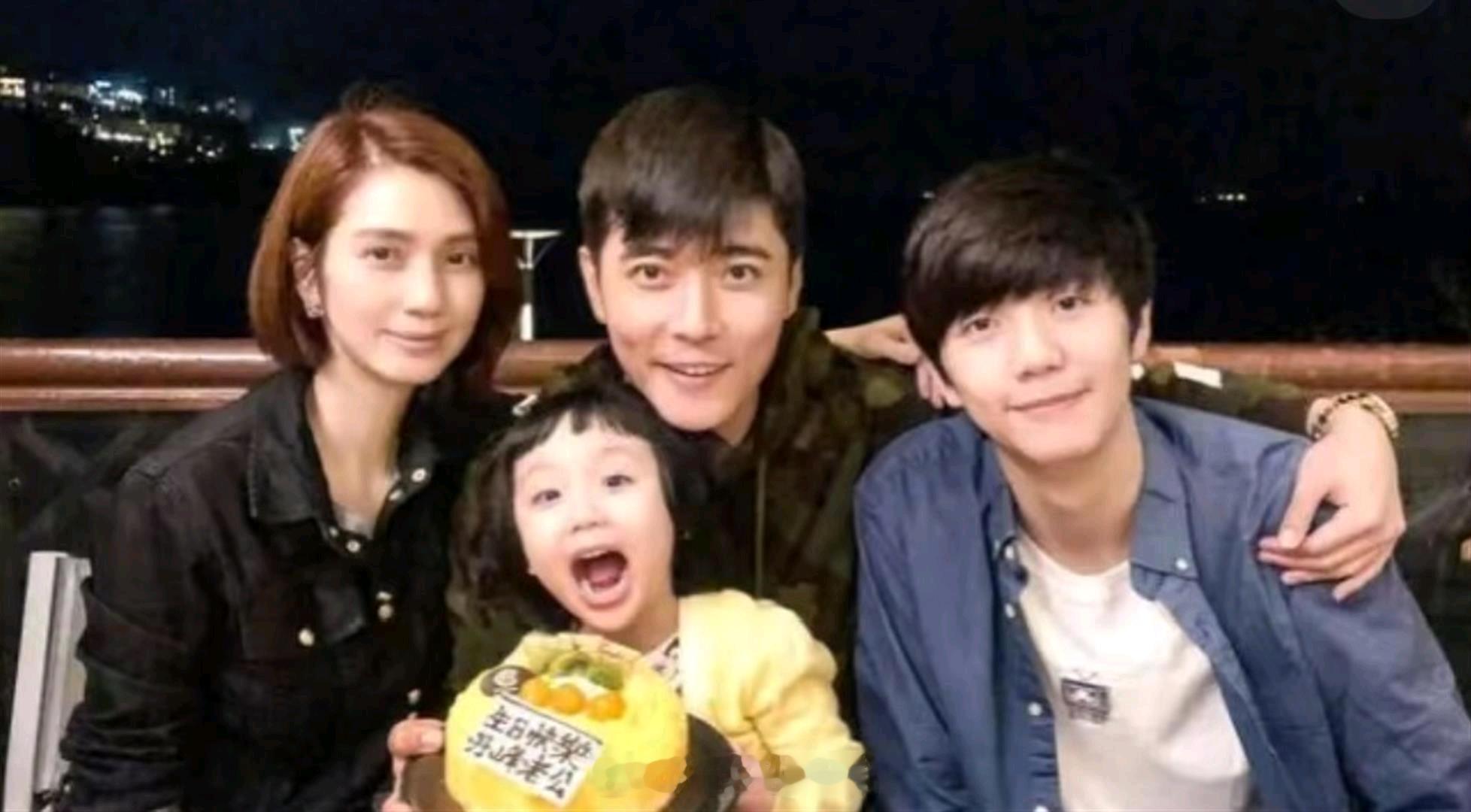 54岁洪欣晒一儿一女，俩孩子下半张脸巨像，都是大鼻子