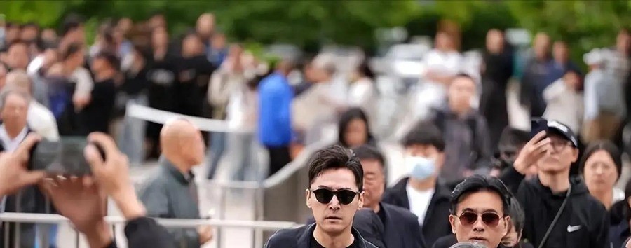 游本昌追悼会上胡歌哭红鼻子被镜头围堵，上影副团长陈龙却全程躲角落没留一张正面照，结束后口碑反而涨了三