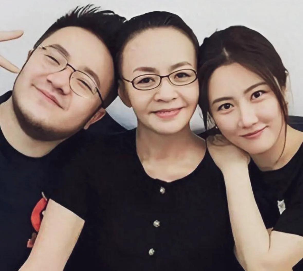 宋丹丹与儿子儿媳同框合照，宋丹丹现在可是一个幸福的老太太。儿子孝顺，儿媳处的像小