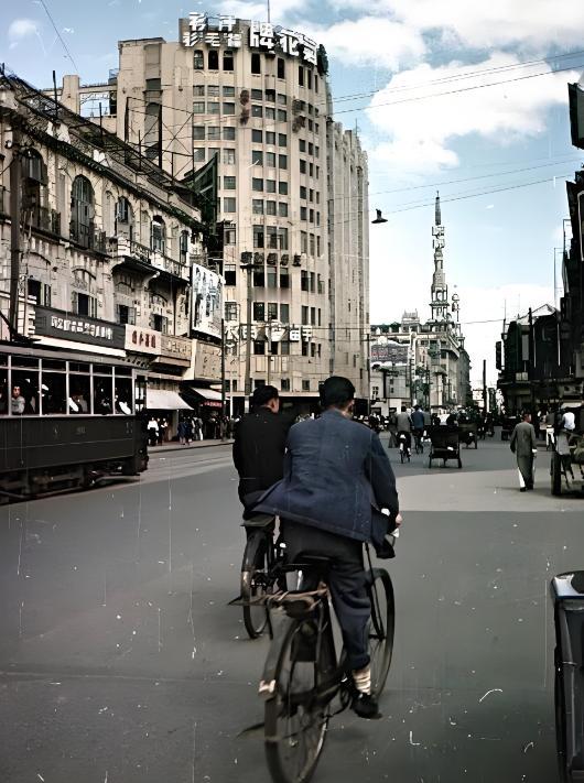 1949年盛夏的上海，弄堂里嘈杂潮湿，华山路余庆坊的石库门和周遭所有民居没什么两