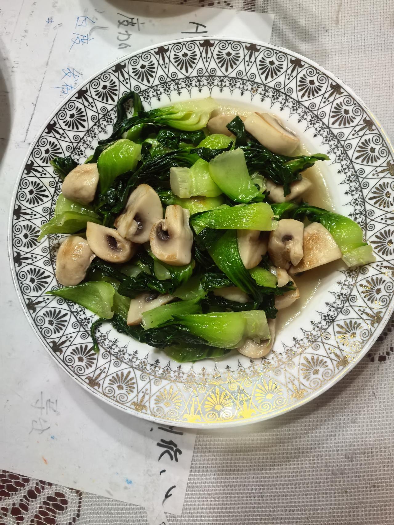 嘿，朋友们！今天咱们不玩花样，直接来点“实在”的——青菜配蘑菇的爆炒秘籍。说实话