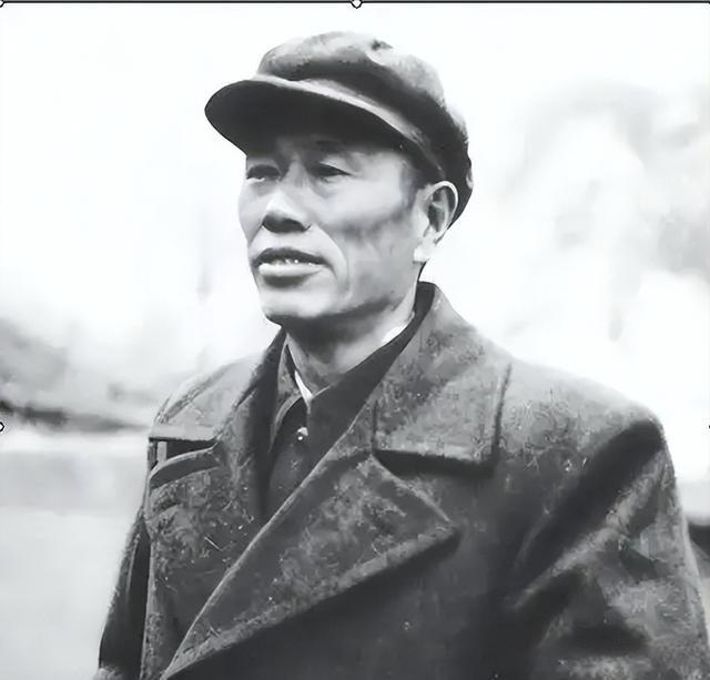 77年邓华复出，对子女提起5个人：他们在我落难的时候伸过援手这位从湘南起义